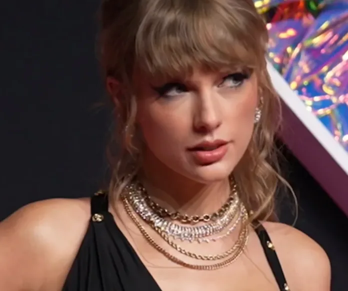 Taylor Swift Super Bowl Look Stuns: ‘T’ Chain for Travis Kelce