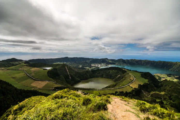 Unearthly Encounter? Hikers Capture Enigmatic Figures on Brazilian Hilltop, Sparking Alien Speculations