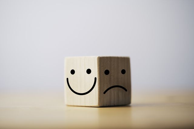 640-smile-face-in-bright-side-and-sad-face-in-dark-side-on-wooden-block-cube-for-positive-mindset-selection-concept