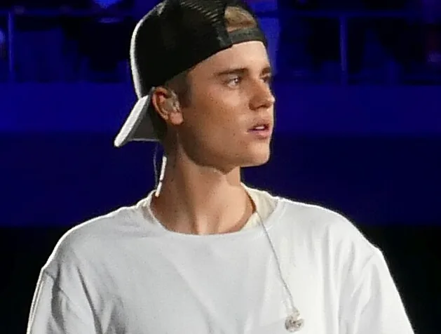 Justin Bieber Struggles Amid Rumours—Hailey Stands by Him