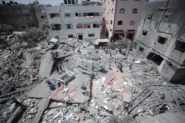 Israeli Gaza Attacks Kill 84 Amid Ceasefire Talks in Qatar