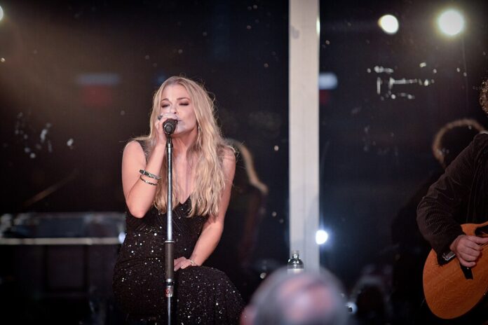 LeAnn Rimes Panics Mid-Show as Her Teeth Fall Out On Stage