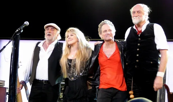 Fleetwood Mac in Talks to Reunite for Rumours 50th Anniversary Celebration Fleetwood Mac in Talks to Reunite for Rumours 50th Anniversary Celebration