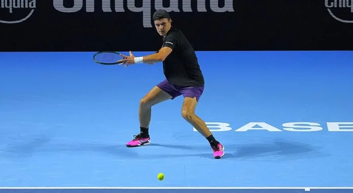 Jakub Mensik Upsets Jannik Sinner to Reach Qatar Semi-Finals