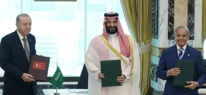 audi Arabia, Turkey and Pakistan leaders holding documents for the Mecca defence pact