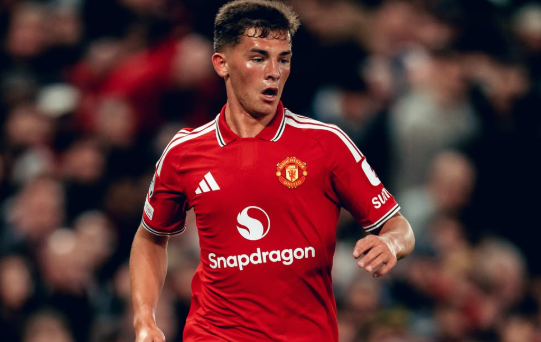 Shea Lacey playing for Manchester United