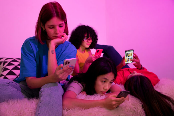 Social Media Addiction Teens: Extreme Behaviors in