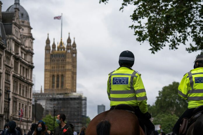 Met officer assault over bus fare evasion