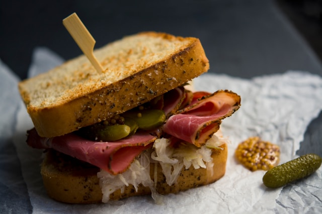 Experts Question Diabetes Risk Linked to Daily Ham Sandwich