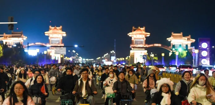 Night Ride to Kaifeng Causes Chaos as Thousands of Cyclists Block Roads