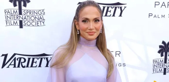 Jennifer Lopez Donates Clothes to Aid L.A. Wildfire Victims