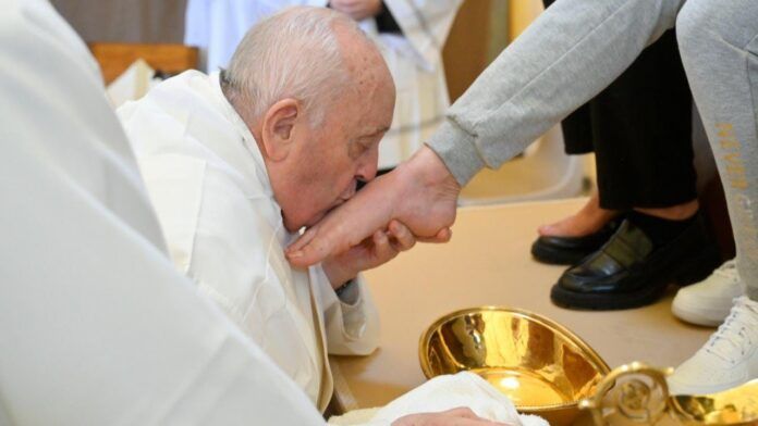 Pope Francis Women Foot-washing: Unique Holy Thursday Ritual