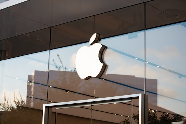 Apple Expands AI Team, Targets Google Experts